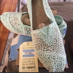 TOMS Mint NWT